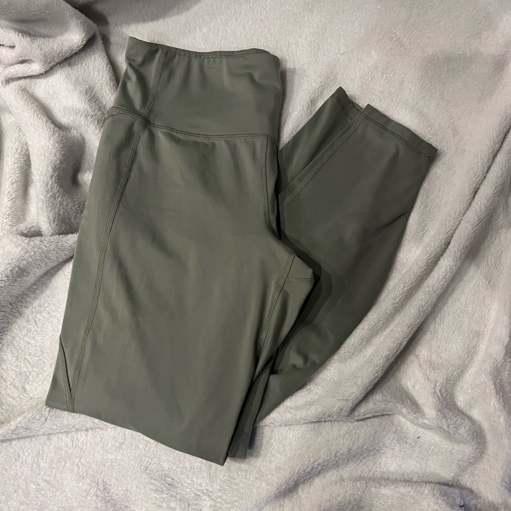 Soft/smooth army green athletic leggings with pockets